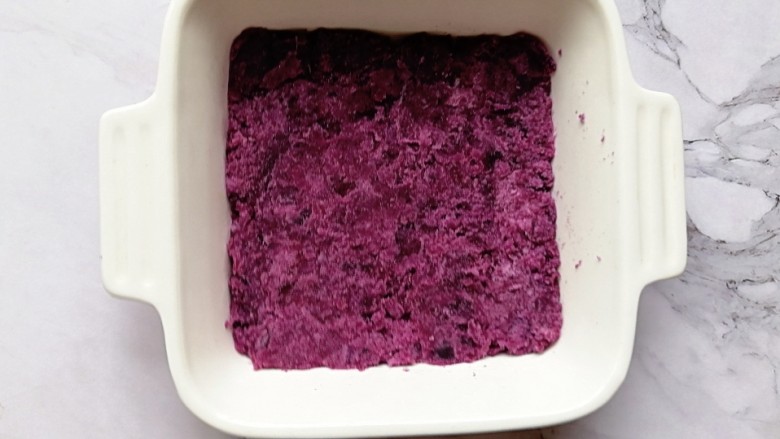 奶香紫薯烤燕麦,取一个烤碗，把紫薯泥平铺在烤碗里