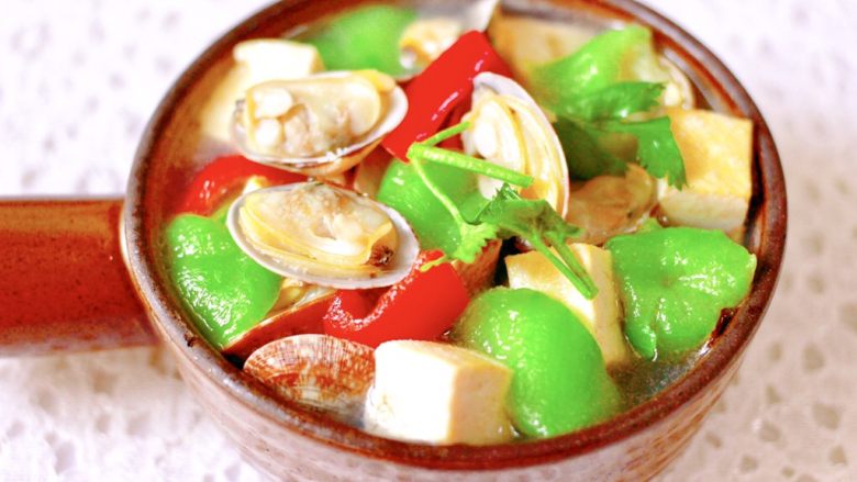 丝瓜花蛤炖豆腐,鲜美无比又营养丰富的丝瓜花蛤炖豆腐就出锅咯。