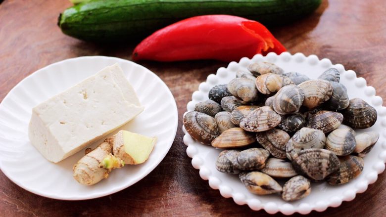 丝瓜花蛤炖豆腐,首先把所有的食材备齐。