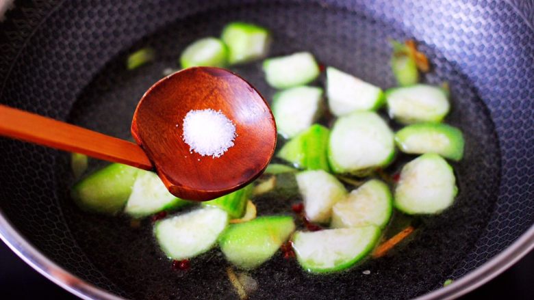 丝瓜花蛤炖豆腐,锅中倒入适量的清水，再放入适量的盐调味。