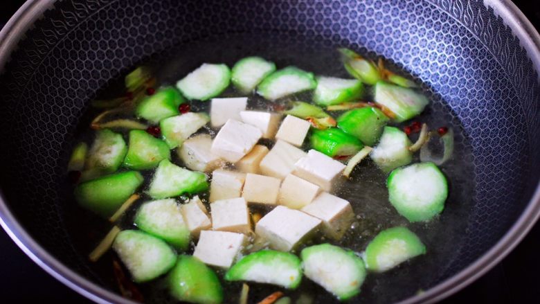 丝瓜花蛤炖豆腐,大火煮沸后，放入焯水的豆腐。