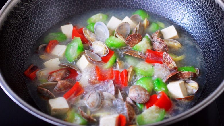 丝瓜花蛤炖豆腐,加入红椒丝，大火继续煮沸。