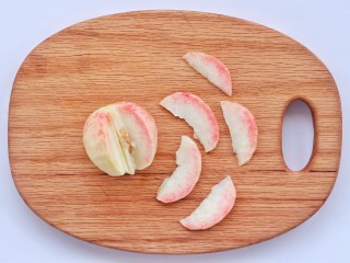 蜜桃荔枝薄荷冰棒,水蜜桃去皮切片。