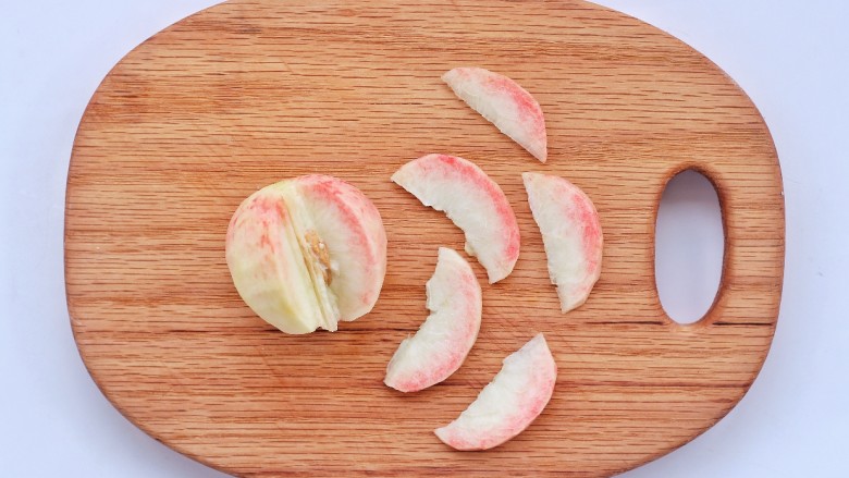 蜜桃荔枝薄荷冰棒,水蜜桃去皮切片。