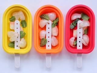 蜜桃荔枝薄荷冰棒,把水蜜桃，荔枝肉均匀铺在乐葵冰棒模具里，加入薄荷叶。