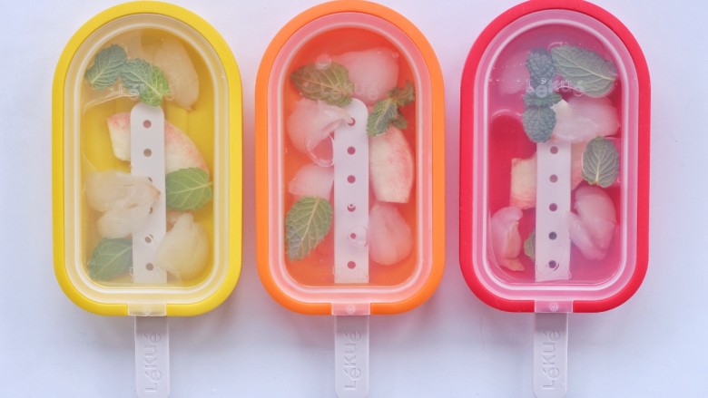蜜桃荔枝薄荷冰棒,盖上盖子放入冰箱冷冻10小时以上即可食用。