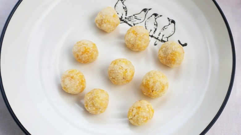 黄金米粉球,将搅拌好的米粉搓成大小均等的圆球。