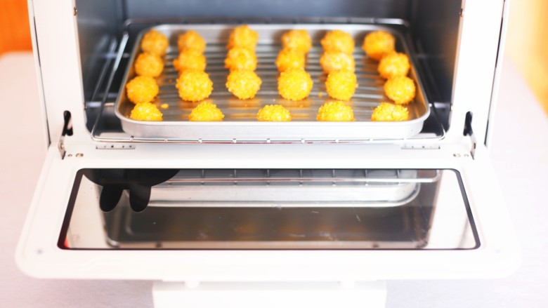 黄金米粉球,推入预热好的烤箱。180度烤5分钟。
