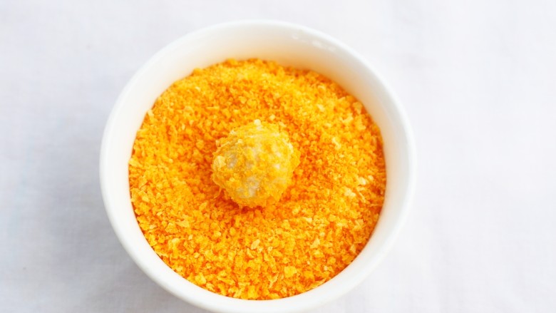 黄金米粉球,裹上一层面包糠。