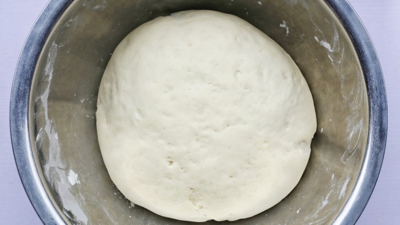 韭菜猪肉鸡蛋包子,放到温暖处发酵至2倍大再进行第二次发酵。
