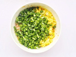 韭菜猪肉鸡蛋包子,猪肉剁碎加适量料酒生抽盐腌制，加入鸡蛋韭菜。