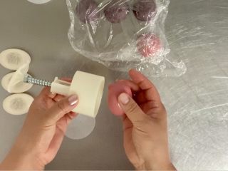 冰皮月饼,做好的饼皮双手对搓成鸡蛋的形状。
