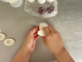 冰皮月饼,用50克的月饼模按压出型。