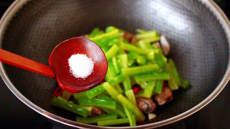 苦瓜辣炒花蛤,根据个人口味，加入适量的盐调味。