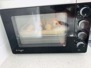 海螺🐚小餐包,烤箱提前预热，烤盘放置中层。烤箱上下火180度，烤20分钟。