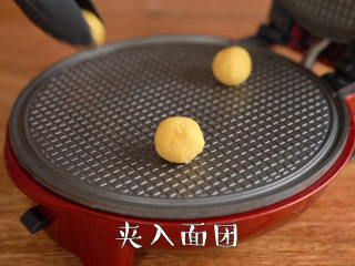 美味健康【玉米脆片】,小红锅最高温预热完成后，刷适量食用油，放入小面团