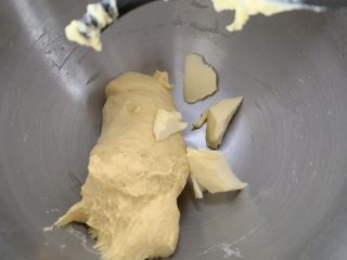 椰蓉面包卷,面团成型后加入乐荷有机黄油。