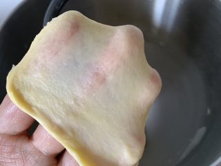 椰蓉面包卷,一直揉到可以拉出结实不易破的薄膜，就开始发酵