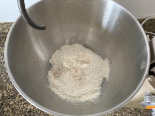 椰蓉面包卷,面团食材除了黄油外，放入厨师机桶内揉面。