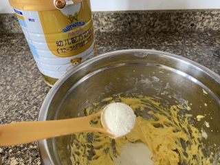 椰蓉面包卷,加入奶粉到已打发好的黄油内