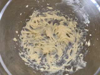 椰蓉面包卷,黄油加糖粉用电动打蛋器进行打发。