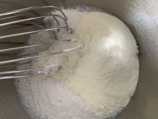 奶香椰丝球,再加入低粉 澳优能力多G4奶粉和椰蓉。