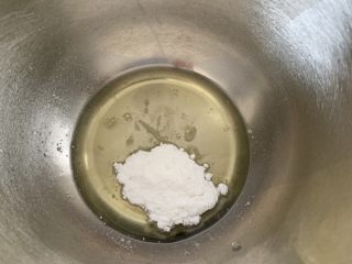 奶香椰丝球,把糖粉加入到蛋清内