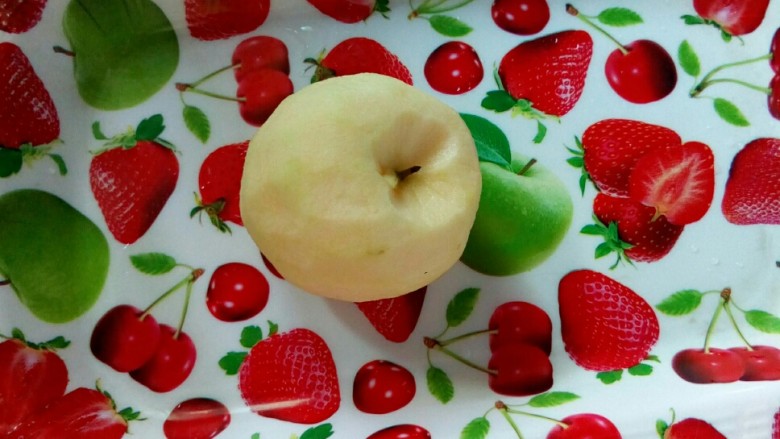 煮苹果   #调理肠胃食谱#,苹果去皮。