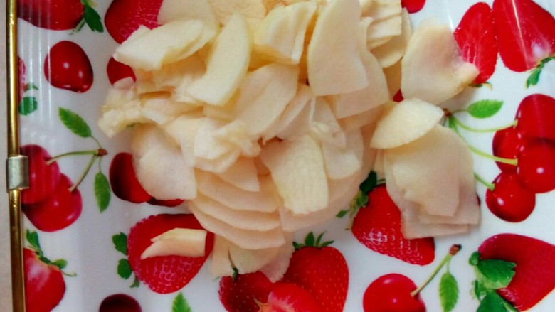 煮苹果   #调理肠胃食谱#,装入盘中。