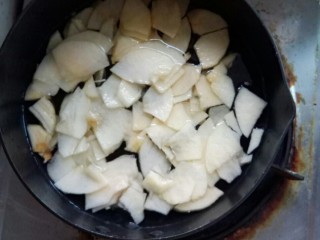 煮苹果   #调理肠胃食谱#,倒入苹果片。