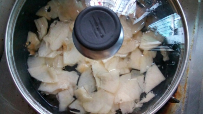 煮苹果   #调理肠胃食谱#,盖上锅盖大火煮苹果。
