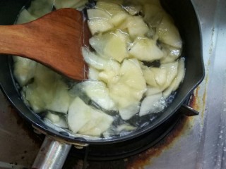 煮苹果   #调理肠胃食谱#,用木勺搅动。