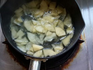 煮苹果   #调理肠胃食谱#,煮十分钟关火。