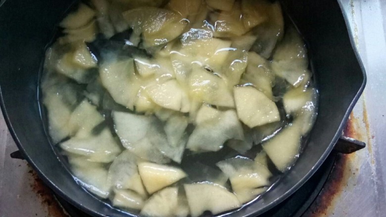 煮苹果   #调理肠胃食谱#,煮好的苹果汤。