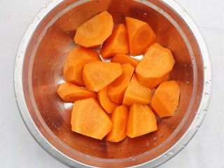 山药香菇玉米土鸡汤,胡萝卜切滚刀块。