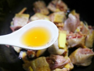 山药香菇玉米土鸡汤,加一勺料酒。
