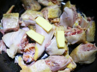 山药香菇玉米土鸡汤,鸡肉放入锅中，加三片姜。