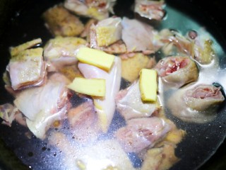 山药香菇玉米土鸡汤,加入没过食材的水。