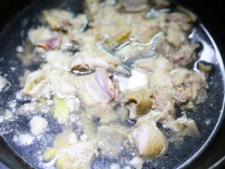 山药香菇玉米土鸡汤,煮出浮沫。