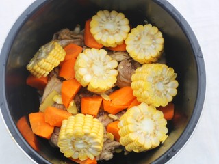 山药香菇玉米土鸡汤,加玉米。