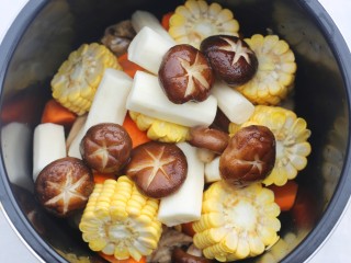 山药香菇玉米土鸡汤,加入香菇。