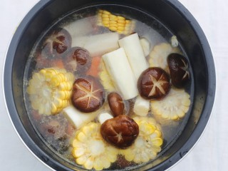 山药香菇玉米土鸡汤,加入没过食材的水，开启煲汤模式。