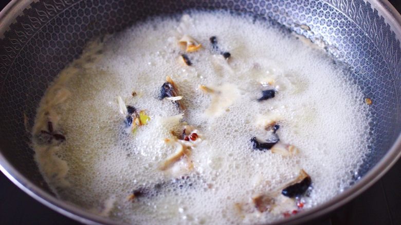 安康鱼清炖菜花,看见锅中的汤汁，慢慢变得越来越浓稠变白色的时候。
