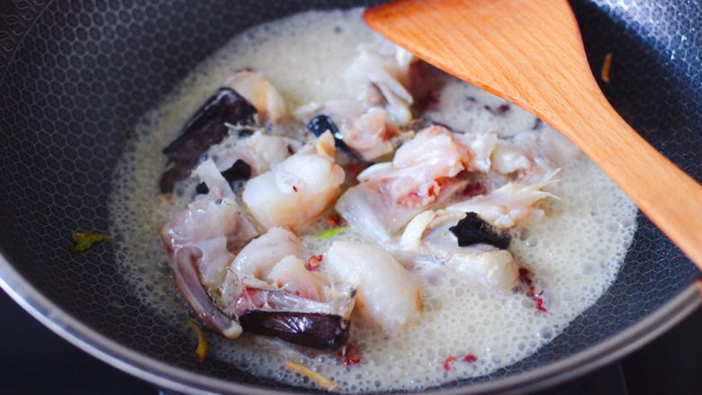 安康鱼清炖菜花,用中火煸炒出安康鱼变成白色。