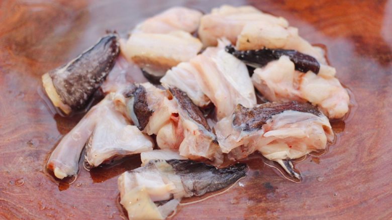 安康鱼清炖菜花,把洗净的安康鱼用刀切成块状。