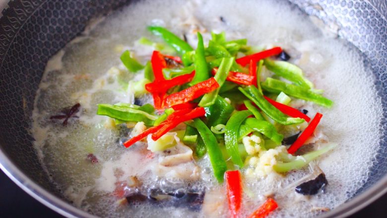 安康鱼清炖菜花,这个时候锅中，倒入提前焯过水的菜花和青红椒。