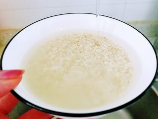 蒸米饭喝米汤,米洗净。