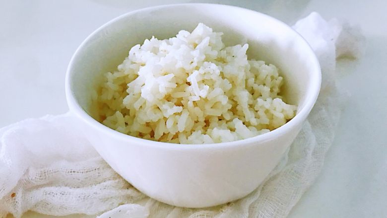 蒸米饭喝米汤,盛饭。