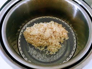 蒸米饭喝米汤,大米放入蒸饭网上面，这个网和甑子是分开的，只是中间有一个卡槽来固定这个蒸饭的滤网，特别稳定牢固，要比我想象的好很多倍。