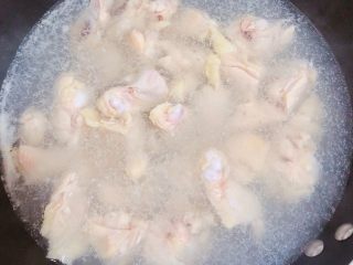 咖喱鸡土豆意面,锅中烧开水，焯烫鸡翅，开锅后煮一分钟，血水静了，捞出。